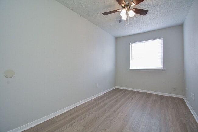 Building Photo - Perfect Townhouse ready for you!
