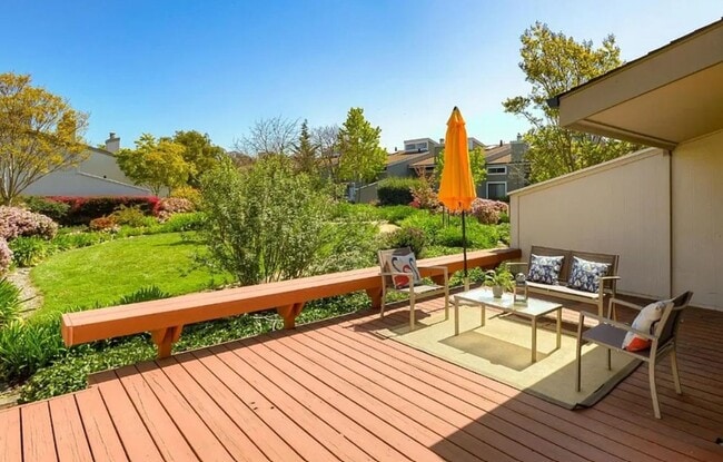 Building Photo - Spacious & bright 3 bedroom 2 bath home in...