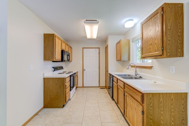 Building Photo - 650 Top Notch Ln