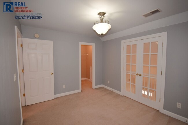 Building Photo - Charming 3 bd 2.5 ba townhouse! Washer/dryer included and attached garage!