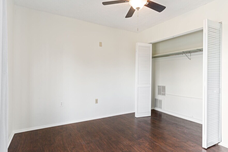 Building Photo - 1836 N Crystal Lake Dr