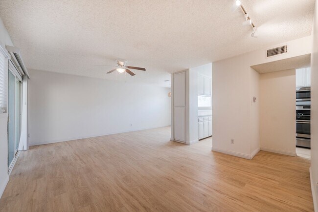 Building Photo - Beautiful remodeled 2 bed 2 bath townhome ...