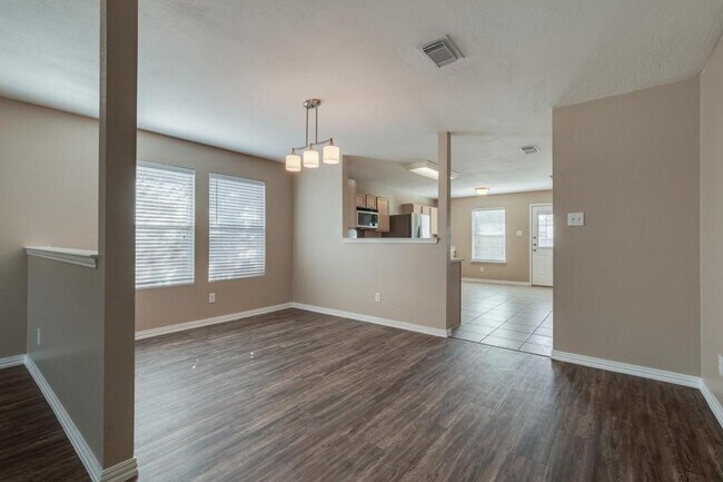 Building Photo - 5536 Camarillo Dr