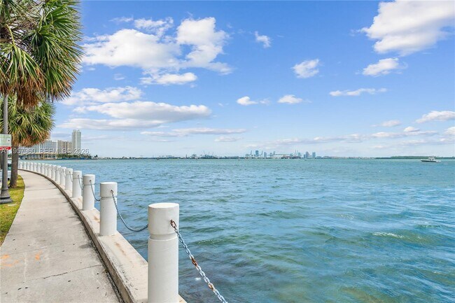 Building Photo - 1430 Brickell Bay Dr