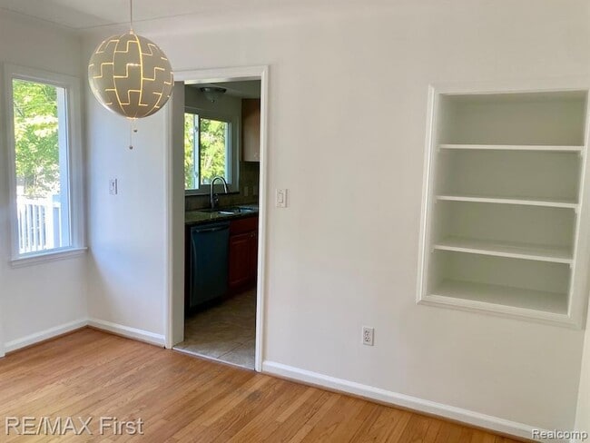 Building Photo - 421 E Farnum Ave