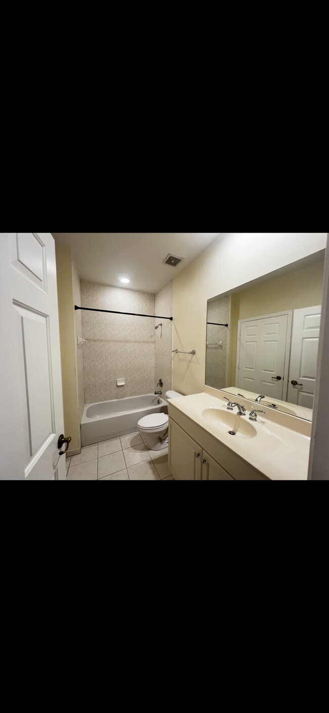 Building Photo - 3240 Fairway Cir
