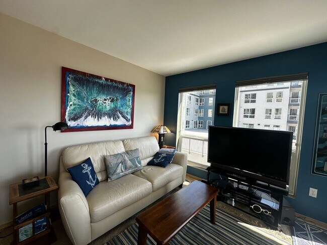 Building Photo - Fully Furnished Downtown Everett Condo wit...