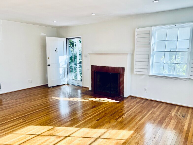 Entrance . wood-burning fireplace - 1256 Devon Ave