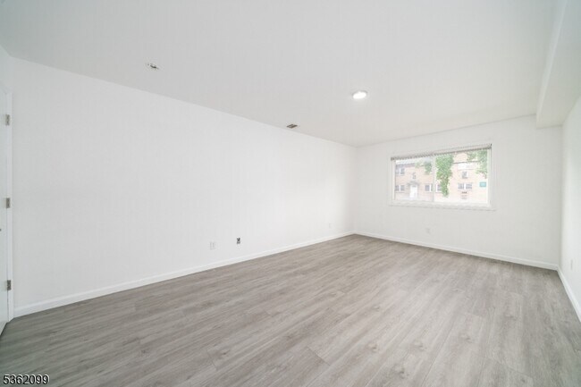 Building Photo - 392 College Dr