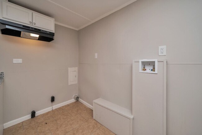 Building Photo - Super Cute Super Clean Priced to move fast!!!