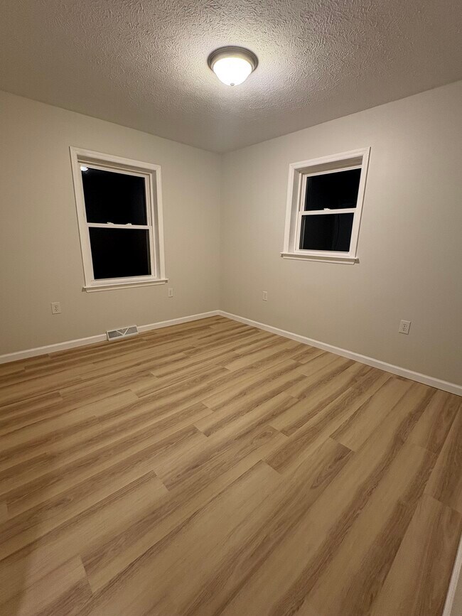 Building Photo - 275 W 10th St