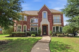 Building Photo - 627 Seymour Dr