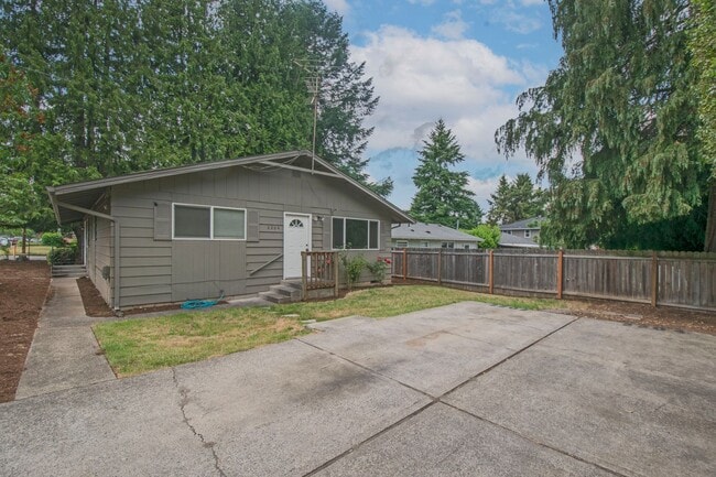 Building Photo - Cozy 2BD Duplex With Driveway Parking In Rose Village Neighborhood!