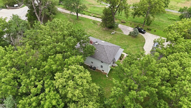 Building Photo - 10200 Grandview Rd