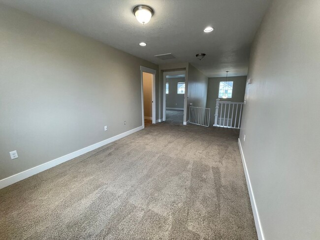 Building Photo - Beautiful 3-Bedroom Home with Office in Fa...