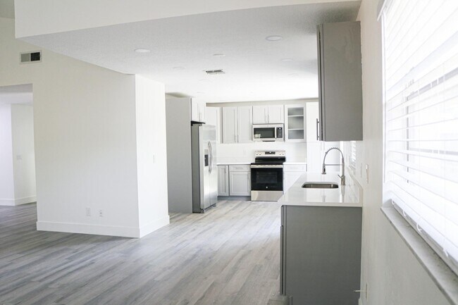 Building Photo - 2958 Bermuda Ave S
