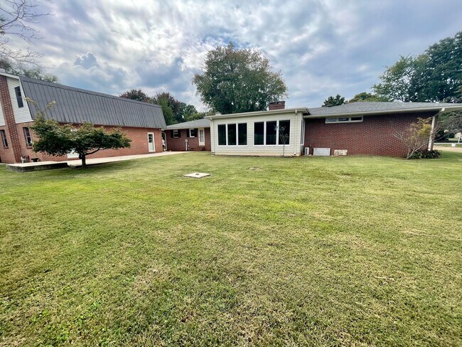 Building Photo - 3 bedroom 2.5 bath in the heart of Athens!...