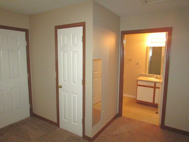 Building Photo - Available 11/17 – Spacious 2/2 Duplex with...