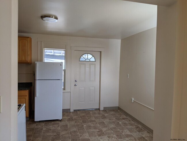 Building Photo - 84 Main St