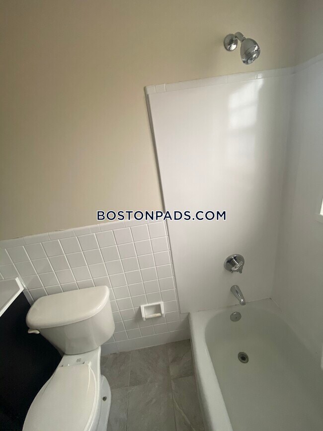 Building Photo - 7 Totman Dr