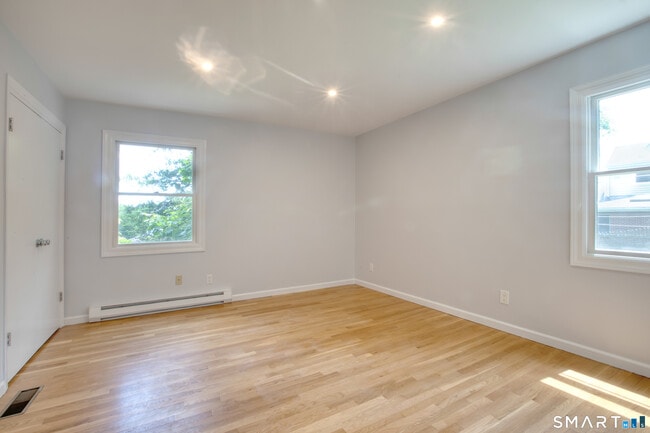 Building Photo - 8 Ridge Pl