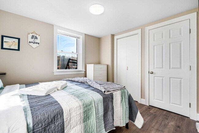 Building Photo - 12 Epping Ave