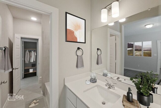 Building Photo - 335 Huisache St