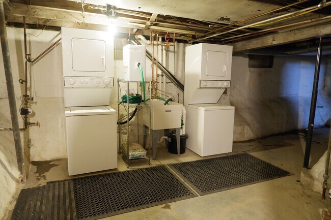 Building Photo - Must see two bedroom Apartment in bustling...
