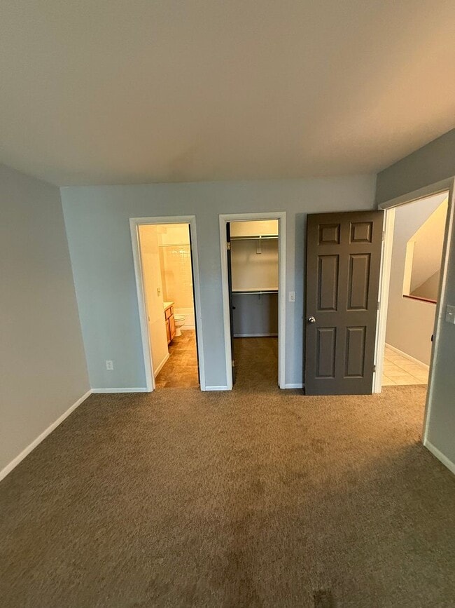 Building Photo - Quiet Midtown Home