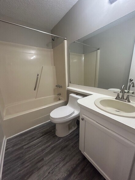 04_Bathroom 1 - 4004 Village Creek Dr