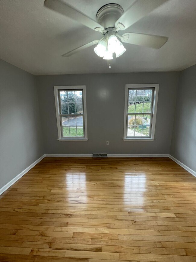 Building Photo - 1513 King Henry Dr