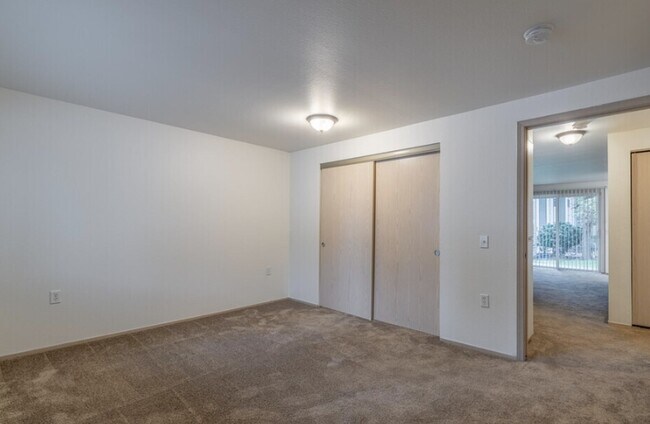 Building Photo - Lakeside Living in Corvallis - Affordable Comfort with Scenic Views!