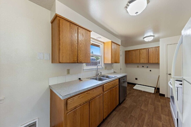 Building Photo - 2 Bedroom Duplex **MOVE IN SPECIAL** $500 ...