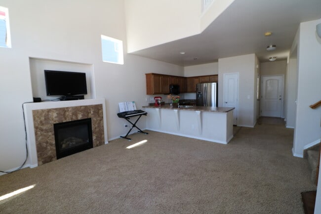 Building Photo - 3bdrm 3bath home with 2 car garage