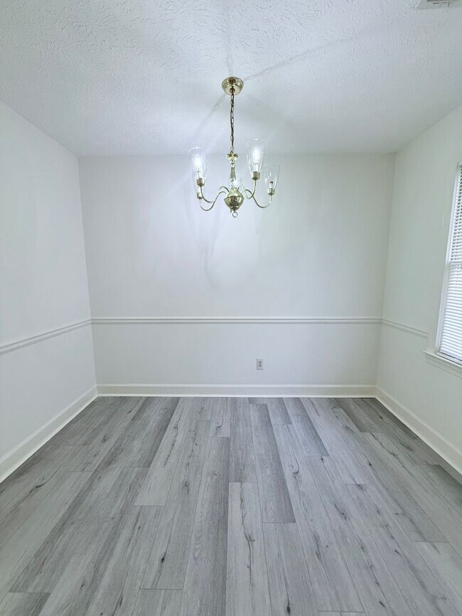 Building Photo - Gorgeous townhouse in great Gainesville location!