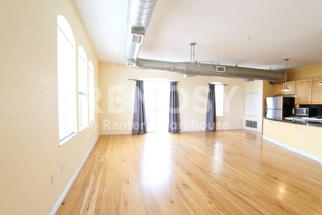 Building Photo - Spacious Penthouse Loft Garage Parking Included in Price!  - 3rd and Broadway in the Heart of Den...