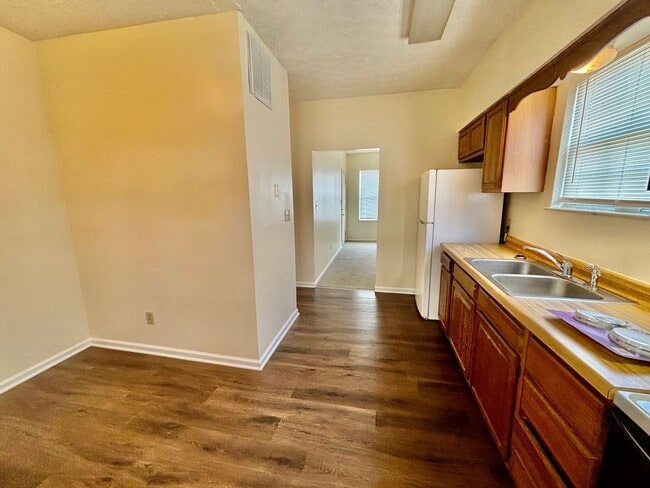 Building Photo - 2 Bedroom Duplex within walking distance o...