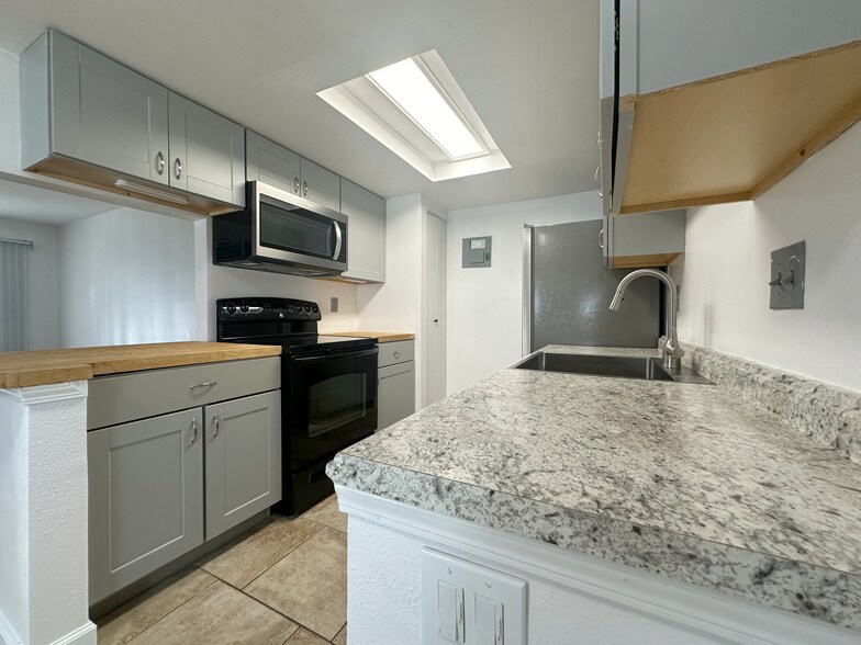 Building Photo - 8555 Fairmount Dr