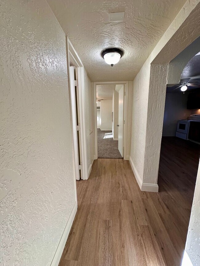 Building Photo - LARGE DOWNSTAIRS CORNER UNIT 2 BED 1 BATH ...