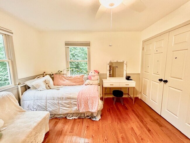 Building Photo - Beautifully renovated 4BR/3BA rambler with wraparound porch and garage