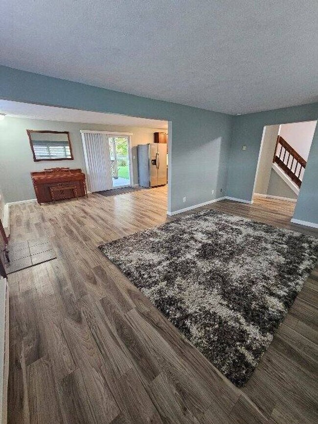 Building Photo - Spacious 3 Bedroom Single Family Home Bloomfield $2100