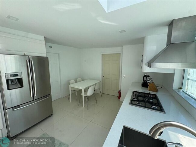 Building Photo - 327 Lancaster St