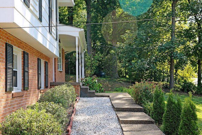 Building Photo - Convenient to Rt 29 & The Shops at Stonefield