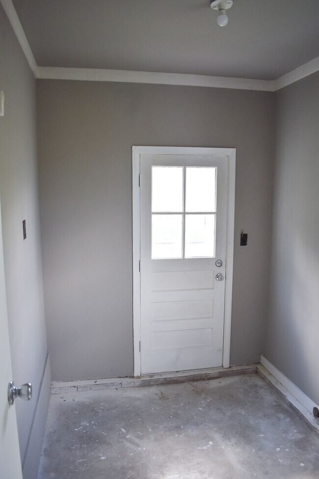 Building Photo - Renovated 3 Bed 1.5 Bath with Carport in Lewisburg