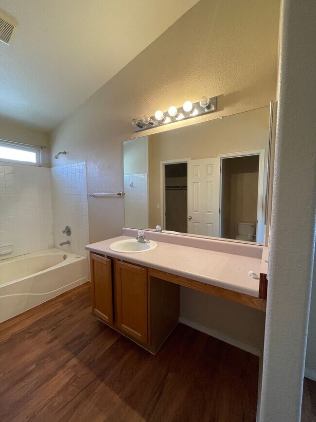 Building Photo - Rancho Vistoso - 3 Bedroom, 2 Bath Home!