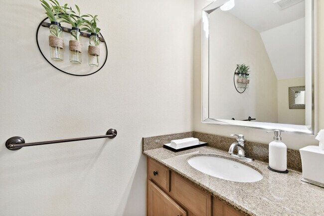 Building Photo - 509 S Willow Ave