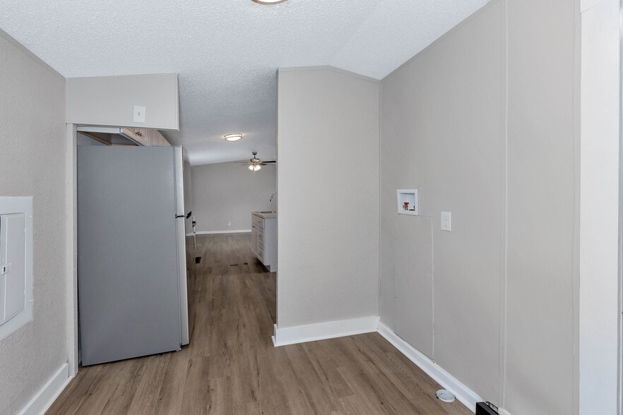 Building Photo - 415 W Limestone Rd