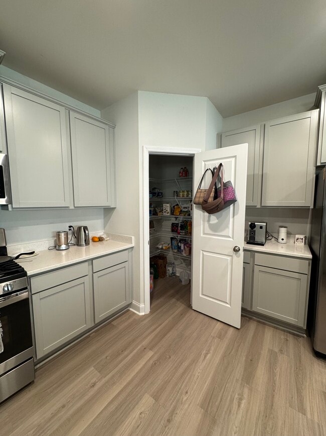 Building Photo - 551 Roseridge Dr