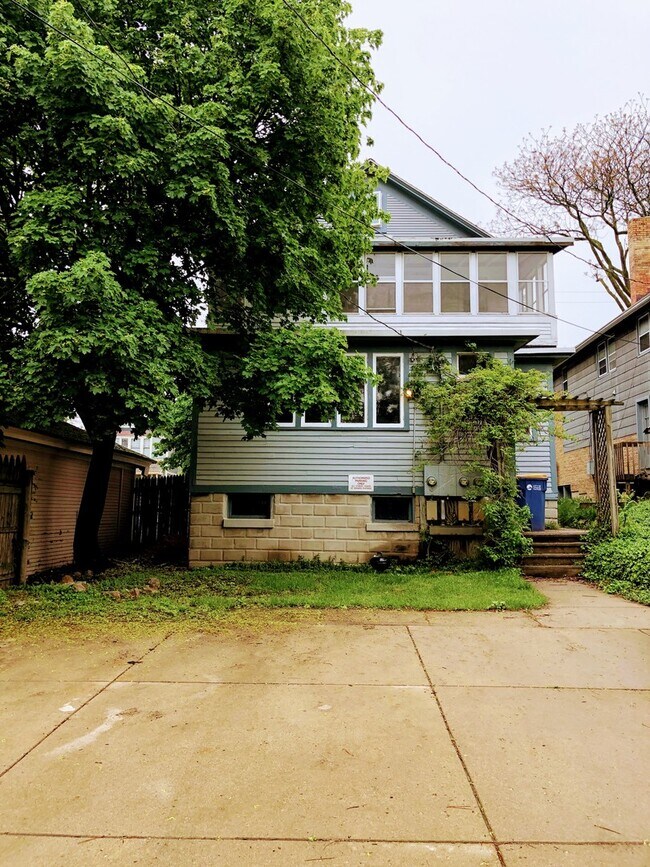 Building Photo - 318 Cherry St SE
