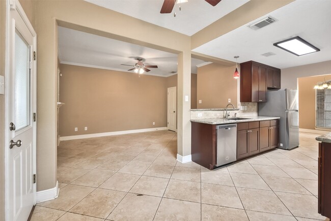 Building Photo - 5 E Willowood Ct